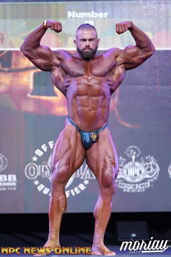 Andrea Presti vô địch Men's Open Warsaw Pro 2026, giành vé Mr. Olympia 2027 1 Andrea Presti trên sàn thi đấu thể hình chuyên nghiệp