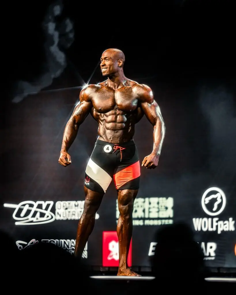 Erin Banks vô địch Men's Physique Mexico Pro 2026, giành vé dự Mr. Olympia 2027 1 Erin Banks tạo dáng trên sàn đấu Men's Physique